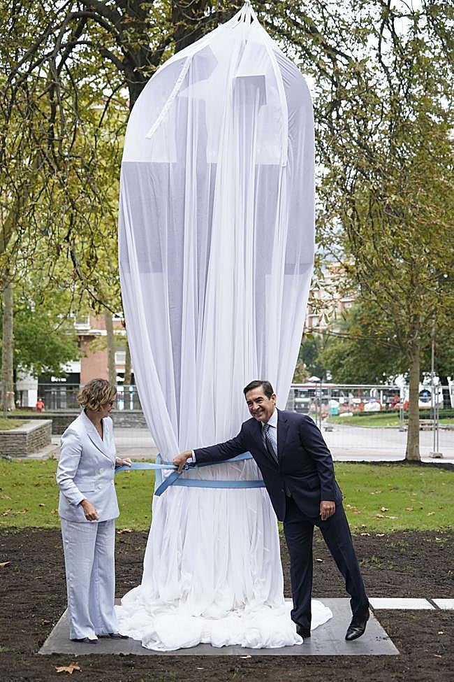 Carlos Torres Vila procede a destapar la obra junto a Elixabete Etxanobe.