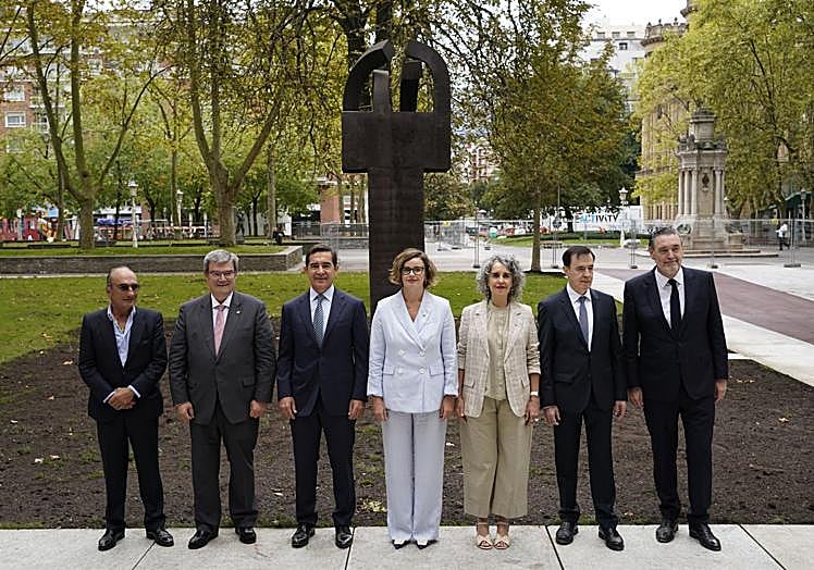 Luis Chillida, Juan Mari Aburto, Carlos Torres Vila, Elixabete Etxanobe, Ibone Bengoetxea, Rafael Pardo y MIguel Zugaza, ante la escultura descubierta.