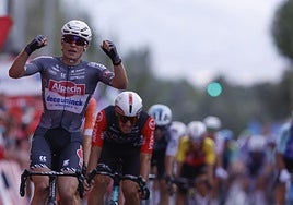 Jasper Philipsen celebra su victoria en Guijuelo.