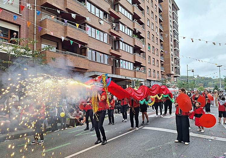 Más de 50 cuadrillas desfilaron en la subida.