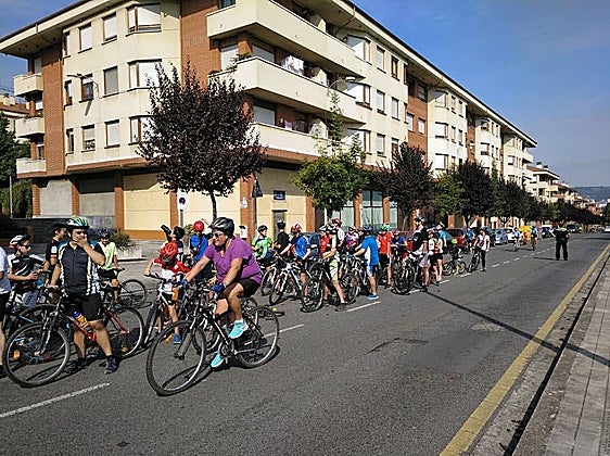 Recorrido familiar en bicicleta por Basauri en una edición anterior de la semana de movilidad.