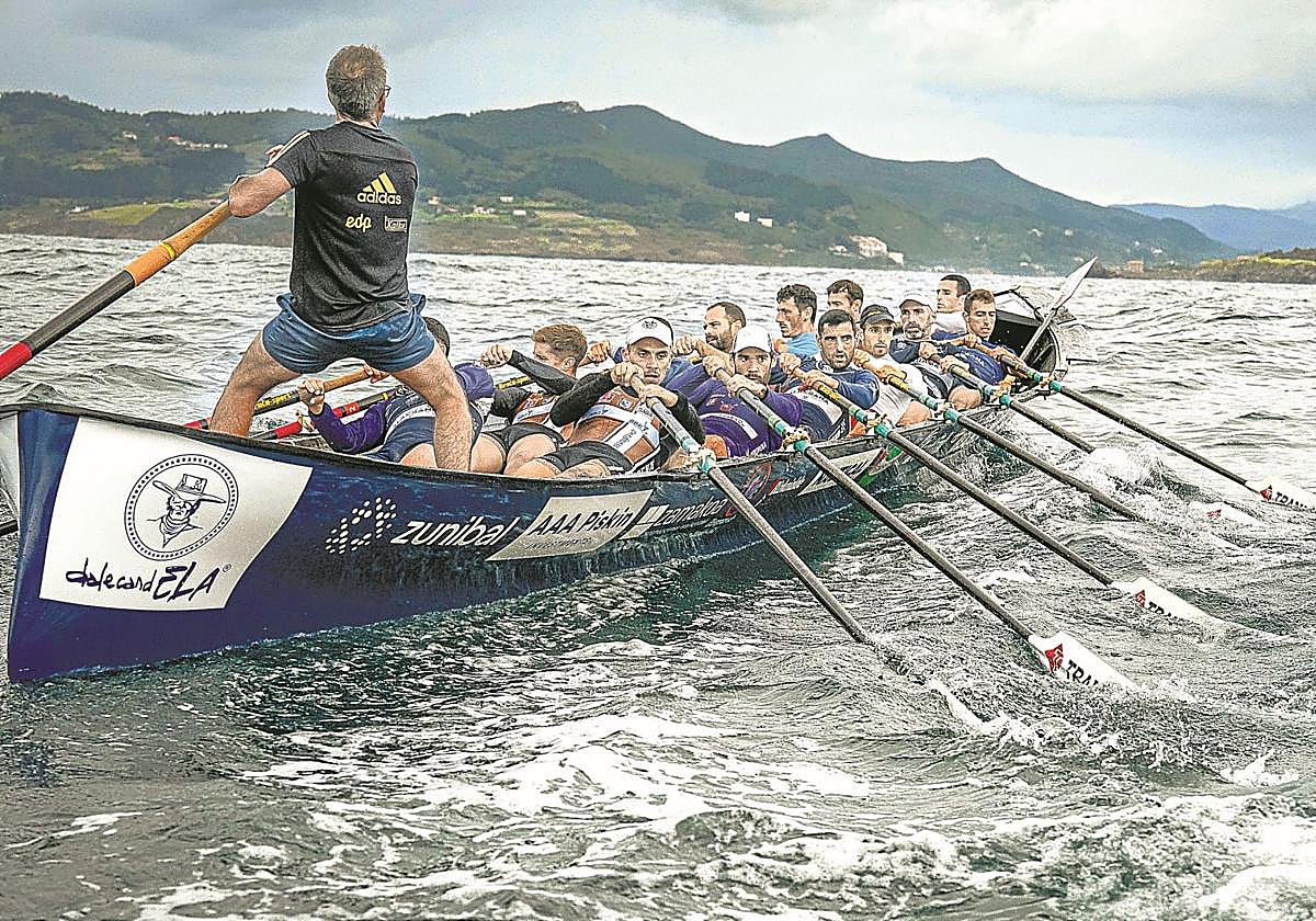 La 'Bou Bizkaia' navega popa a la ola en uno de los últimos entrenamientos.