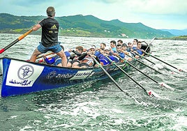 La 'Bou Bizkaia' navega popa a la ola en uno de los últimos entrenamientos.