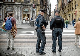 Dos ertzainas patrullas por el Casco Viejo de Bilbao, en una fotografía de archivo.