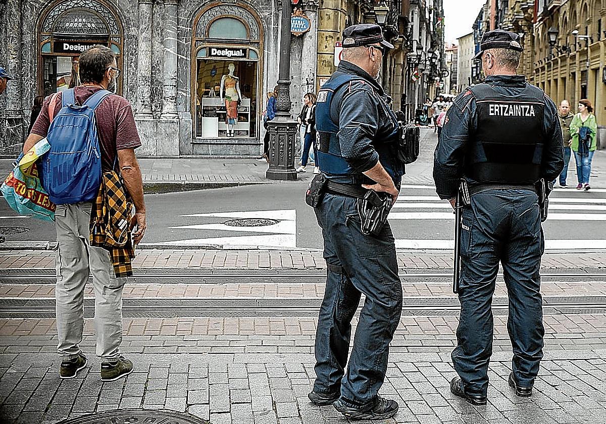 Dos ertzainas patrullas por el Casco Viejo de Bilbao, en una fotografía de archivo.