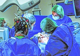 La cirujana Alejandra García Novoa realizó ayer dos intervenciones en Txagorritxu.