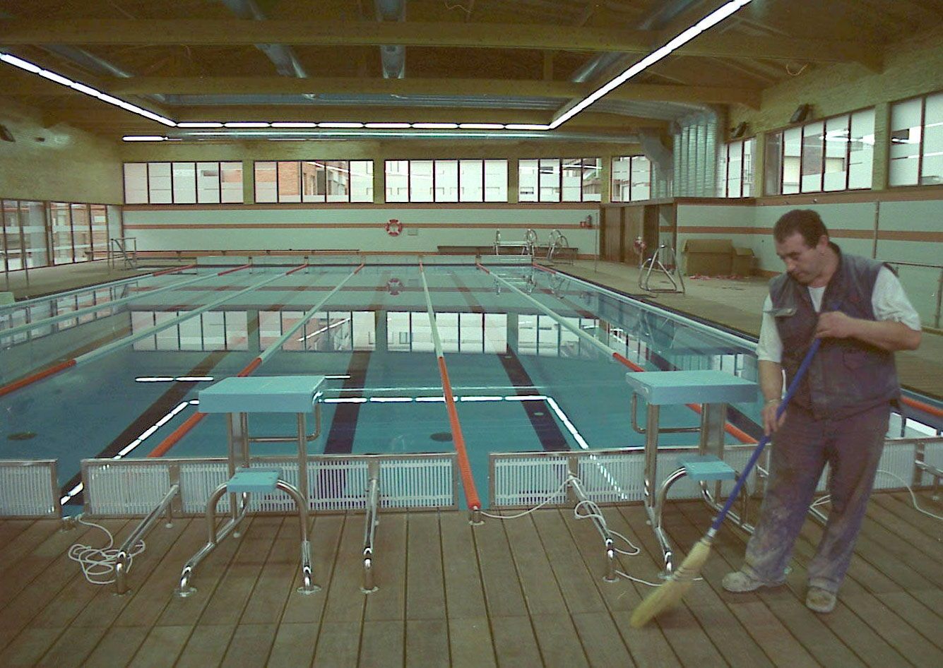 Un operario trabaja en la piscina de Lekeitio que reabrirá sus puertas en octubre.