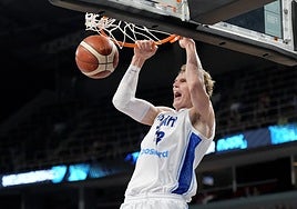 El finlandés Lauri Markkanen realiza un mate en el Eurobasket.