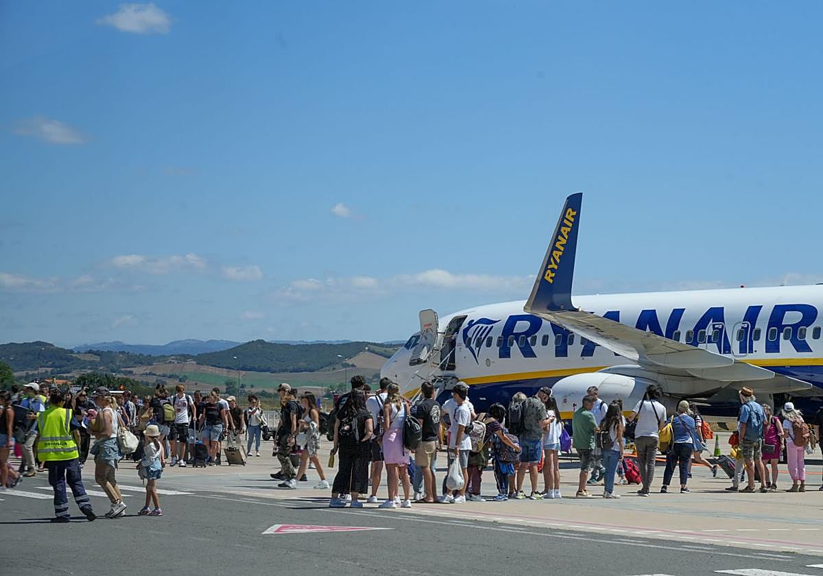 Pasajeros de un vuelo de Ryanair, durante el embarque en Foronda