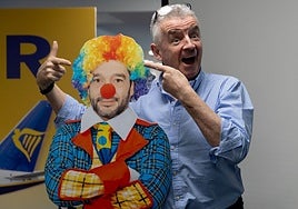 El enfrentamiento de Ryanair con Aena y el Gobierno ha llevado a Michael O'Leary a posar incluso con una imagen del ministro Bustinduy vestido de payaso