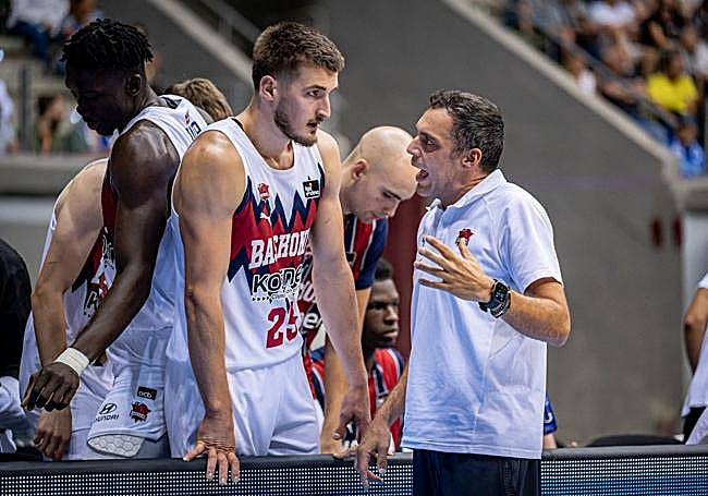Paolo Galbiati se dirige en el banquillo a Clément Frisch.