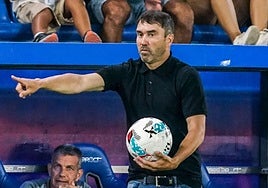 Coudet da instrucciones a sus futbolistas durante un partido