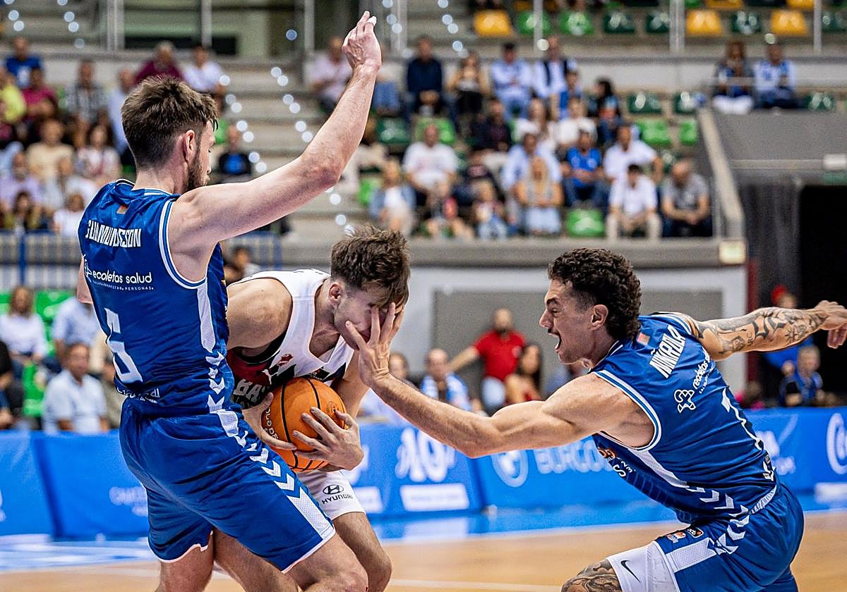 Rafa Villar recibe un manotazo de Meindl, del San Pablo Burgos, en el choque disputado ayer en el Coliseum.
