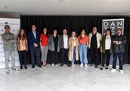 Responsables de Dantzerti, representantes institucionales y participantes en la jornada en el Teatro Campos.