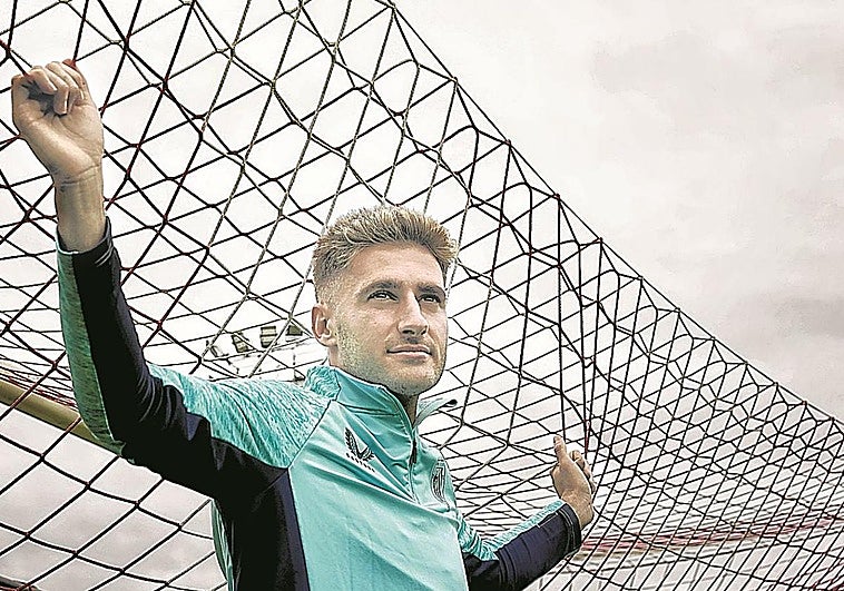 Robert Navarro posa en una de las porterías en Lezama durante el reportaje fotográfico.