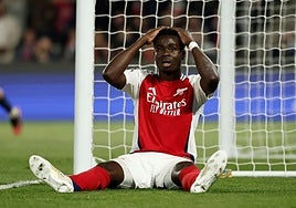 Bukayo Saka reacciona tras fallar una oportunidad ante el PSG en la Champions Legue de la pasada campaña