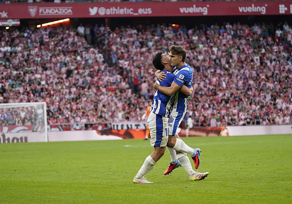 Denis Suárez celebra su gol junto a Aleñá.