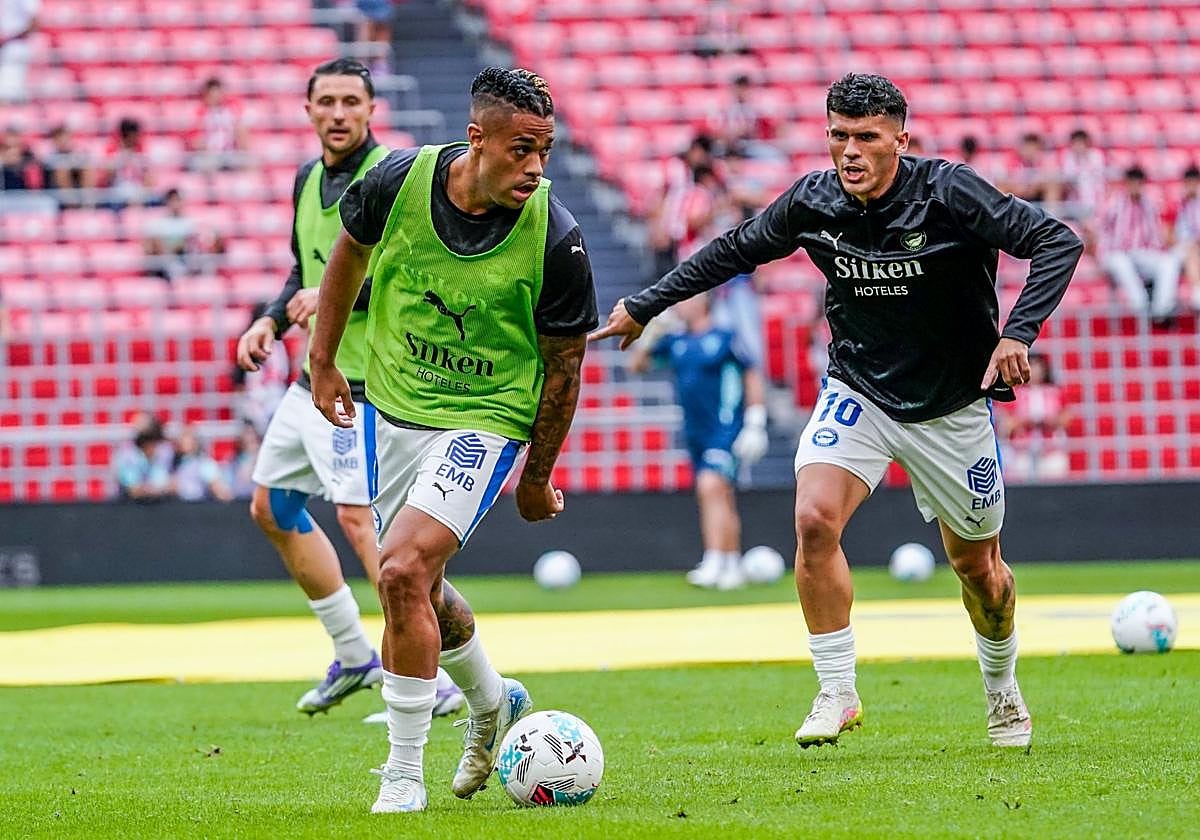 Mariano calienta con sus compañeros sobre el césped de San Mamés.