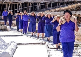 Salinas de Añana festeja el final de su cosecha