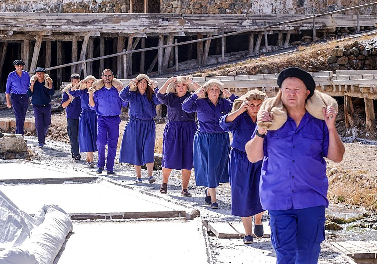 Salinas de Añana festeja el final de su cosecha