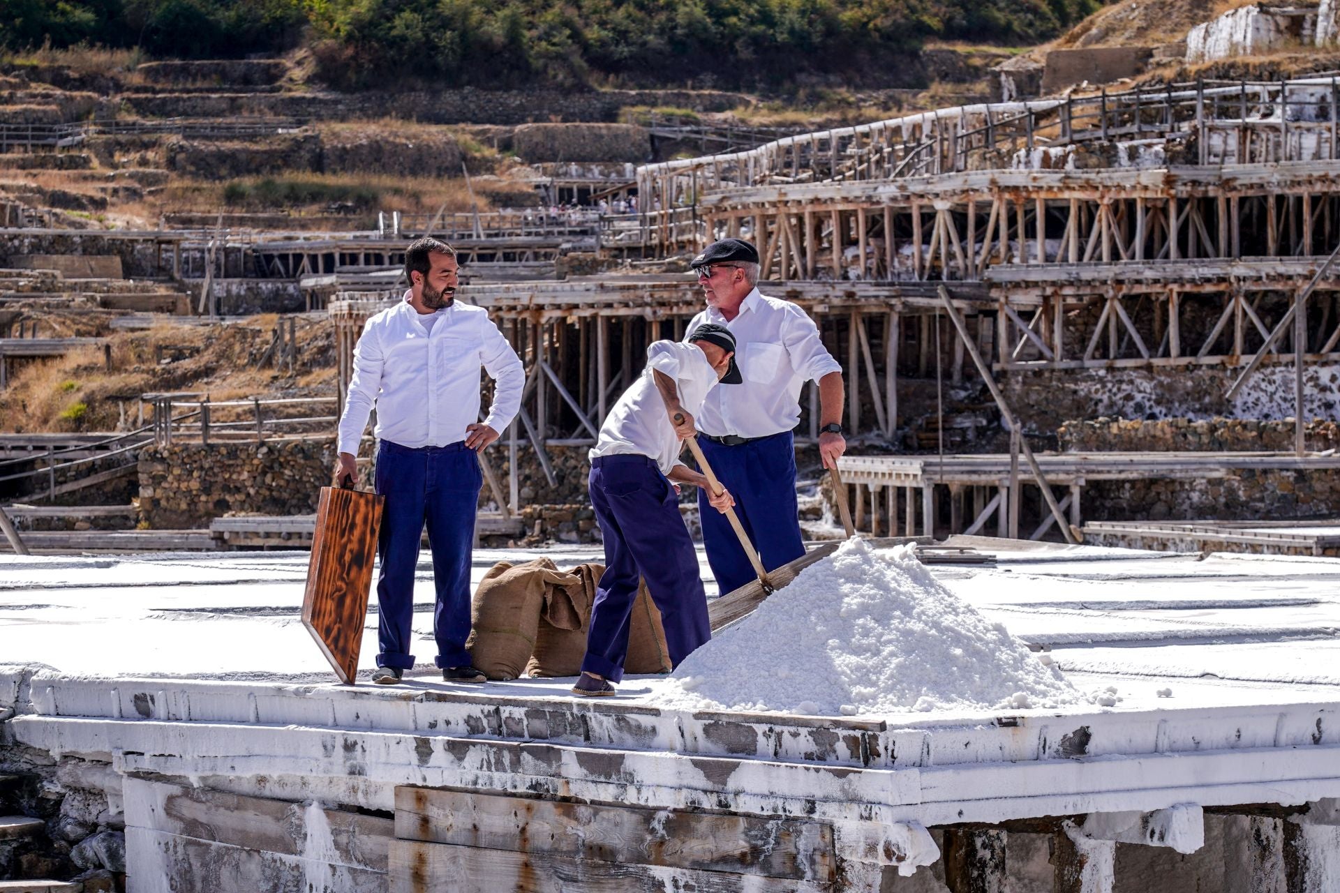 Salinas de Añana festeja el final de su cosecha