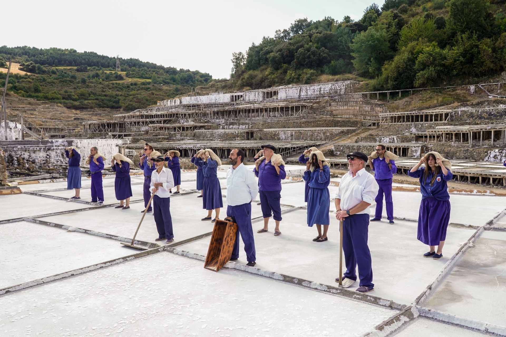Salinas de Añana festeja el final de su cosecha