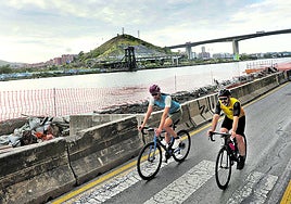Vista de las obras del bidegorri a su paso por el barrio de Lutxana, en Erandio. En Altzaga también se están ejecutando las del puente All Iron que conectará con Barakaldo.