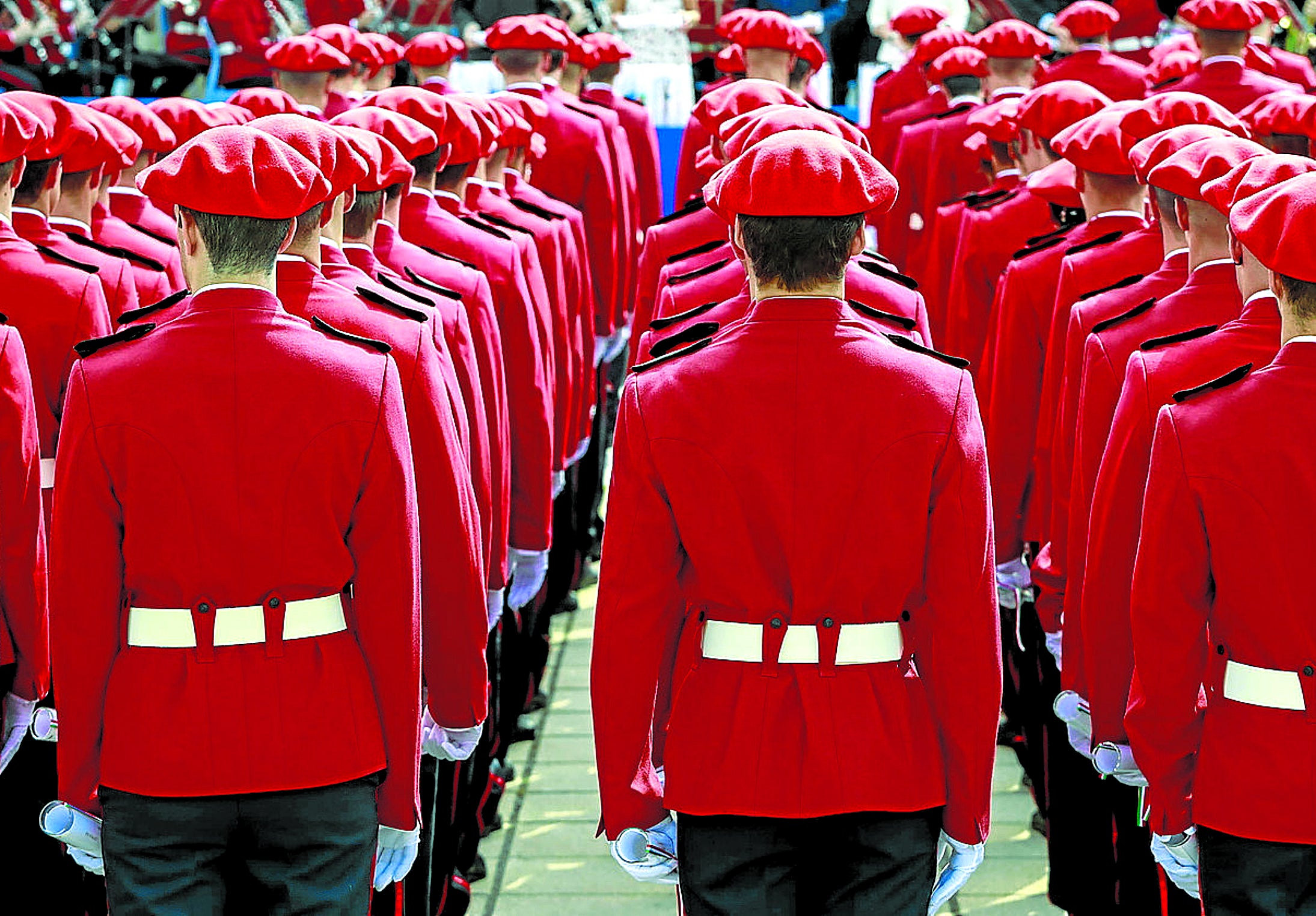 Imagen de un grupo de ertzainas recibiendo sus diplomas en Arkaute tras nueve meses de formación.