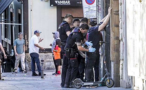 Ertzainas registran a varios sospechosos.