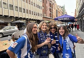 Varias aficionadas del Alavés en los prolegómenos del derbi.