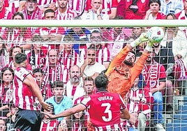 Antonio Sivera realiza una espléndida parada durante el partido de ayer.