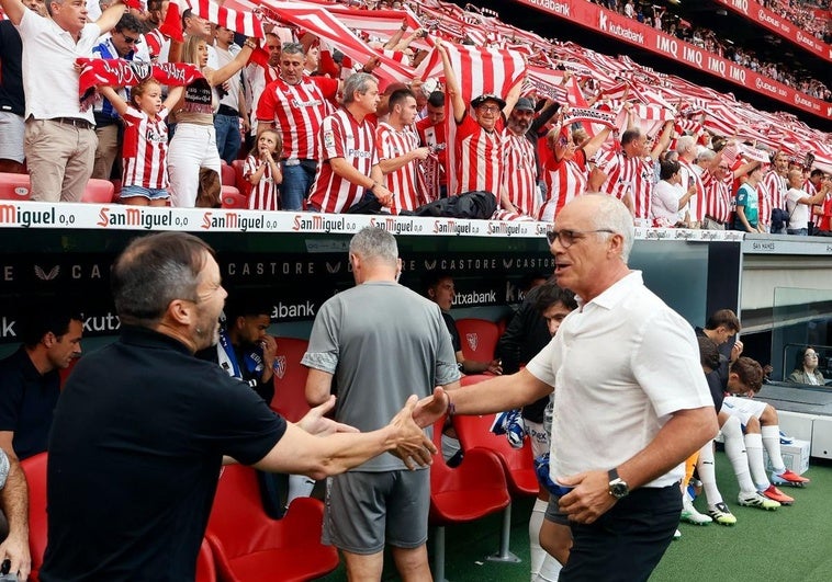 Valverde y Aspiazu intercambian los papeles: uno a la grada, el otro al campo