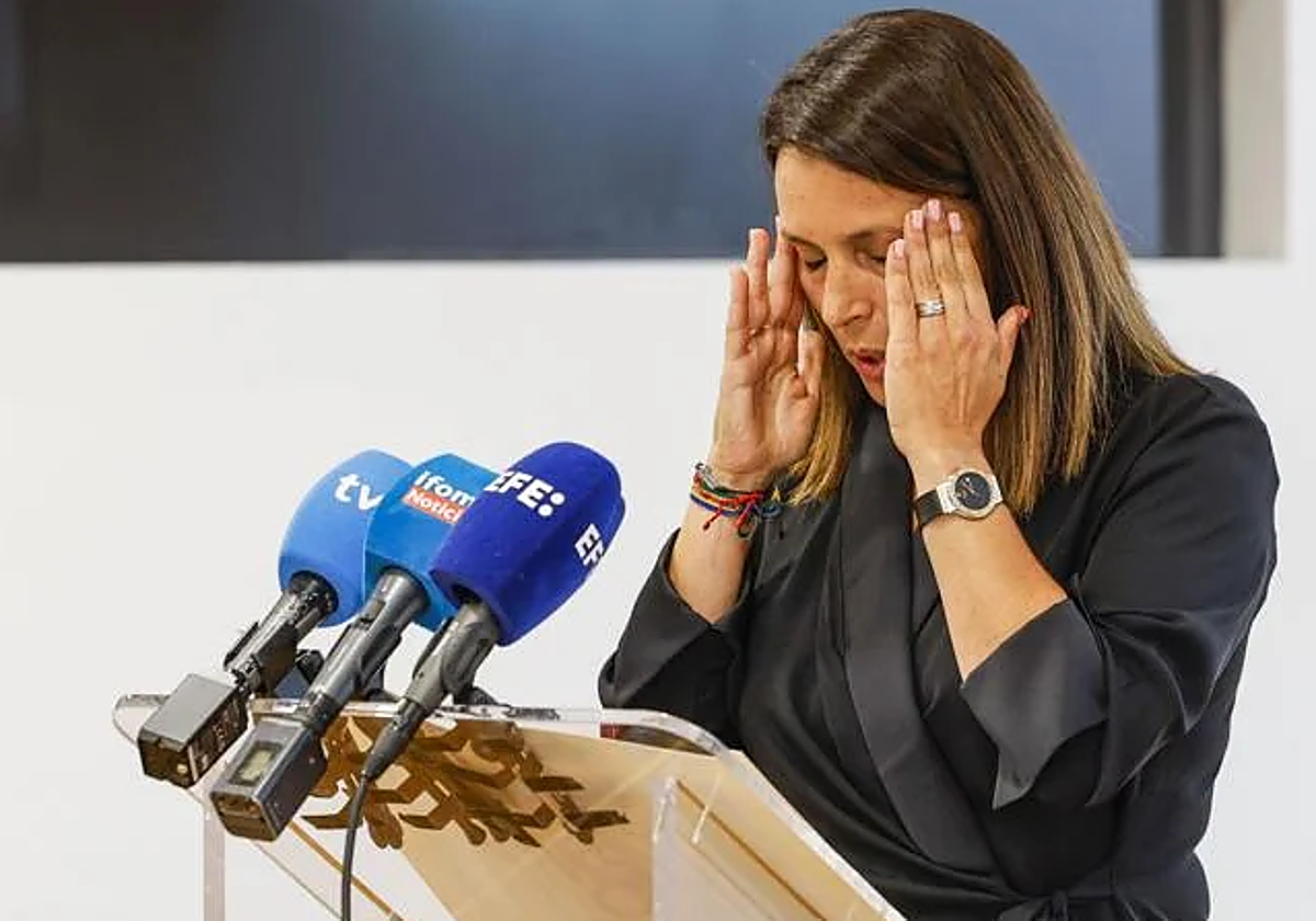 La alcaldesa, Carmen Pérez, se echa las manos a la cabeza en un momento de su intervención.