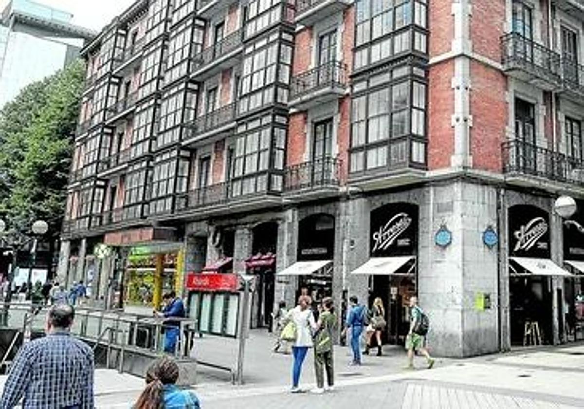 El edificio que está afectado por un problema estructural se asoma a Berastegui y Gran Vía (hasta el Monterrey) y Ledesma (hasta el Molinillo)