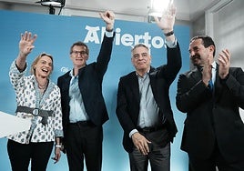 Raquel González, a la izquierda, junto a Alberto Núñez Feijóo, Javier de Andrés y Eduardo Andrade.