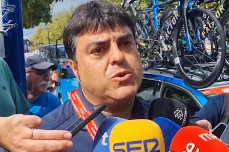 Óscar Guerrero atiende a la prensa en la etapa de Bilbao, cuando anunció que el equipo llegaría a la meta de Madrid y no se retiraría pese al acoso de los manifestantes.
