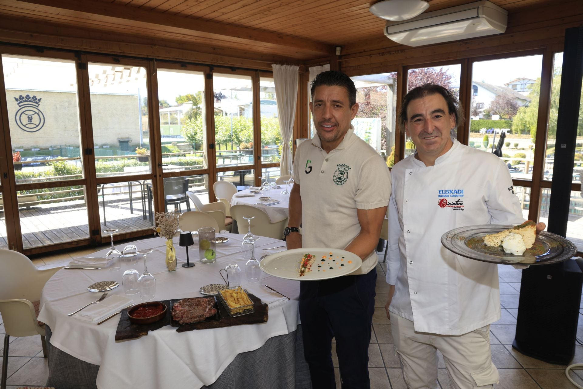 Parrilla a la vista junto a las pistas del club de tenis