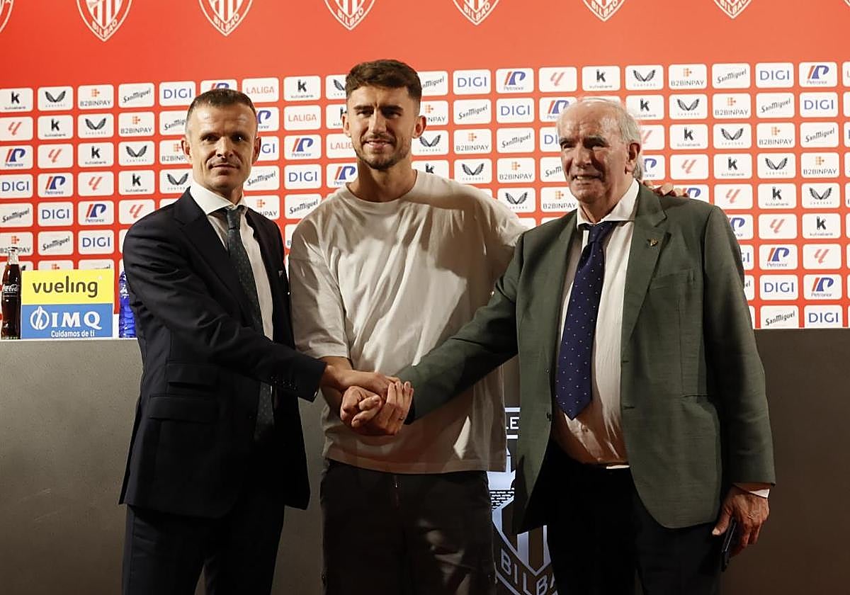 El central junto al presidente, Jon Uriarte, y José Ángel Iribar.