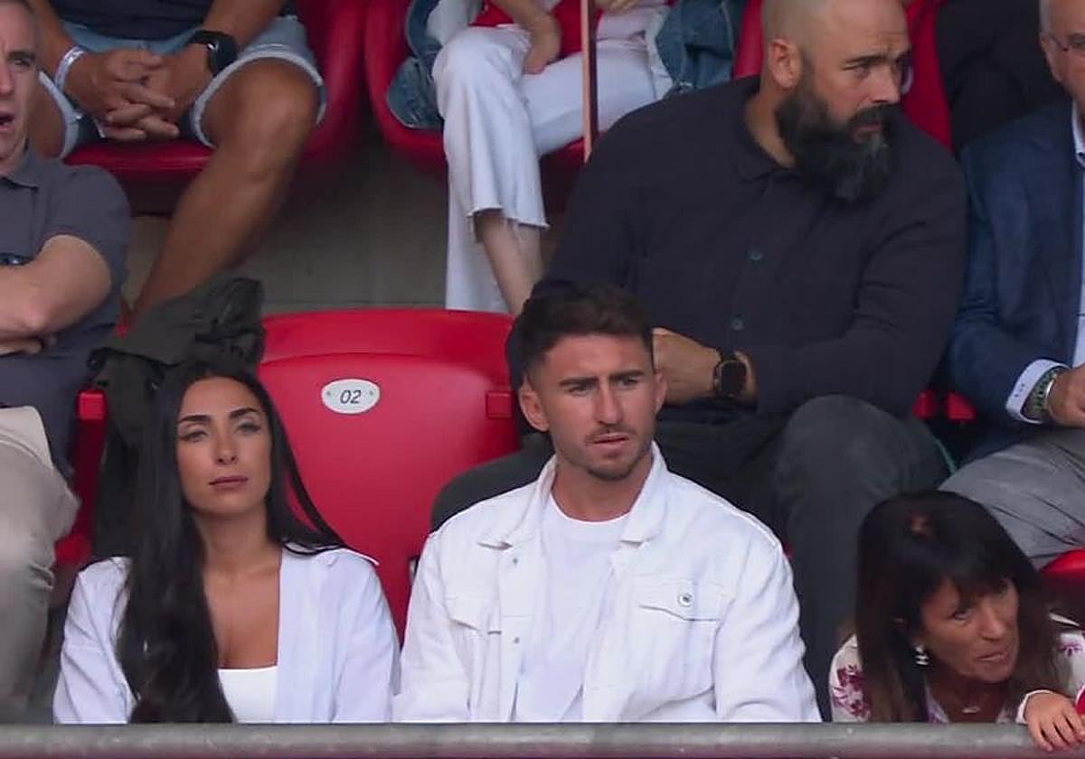 Laporte junto a su pareja en la grada de San Mamés.