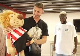 El emotivo vídeo entre Laporte y Williams con un león de peluche que emociona al athleticzale