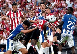 Iñaki Williams perdonó el empate alfallar un cabezazo en el área pequeña