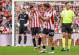 Simón, Paredes y Jauregizar, tras el gol del Alavés