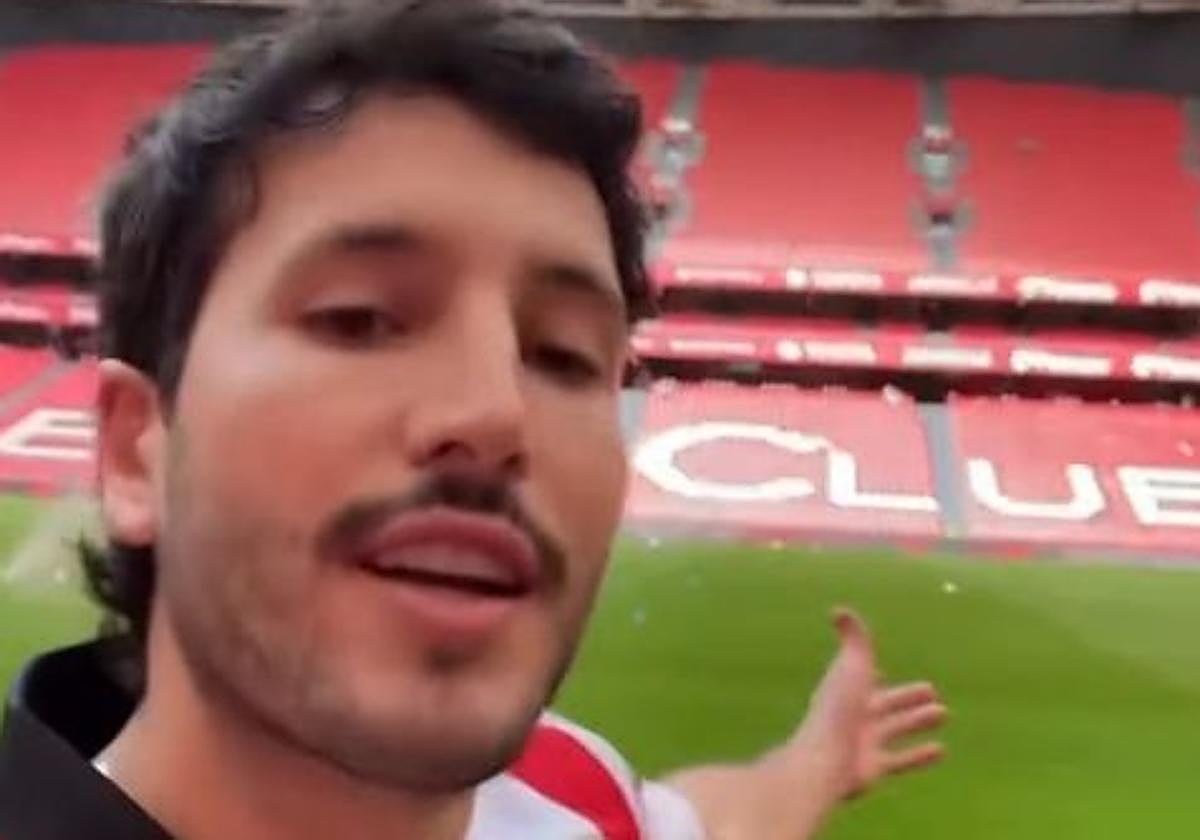 Sebastián Yatra se suelta con el euskera y disfruta del Athletic en San Mamés