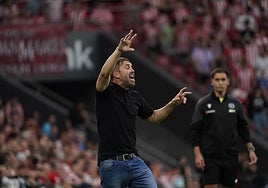 Coudet da instrucciones a sus jugadores en San Mamés.