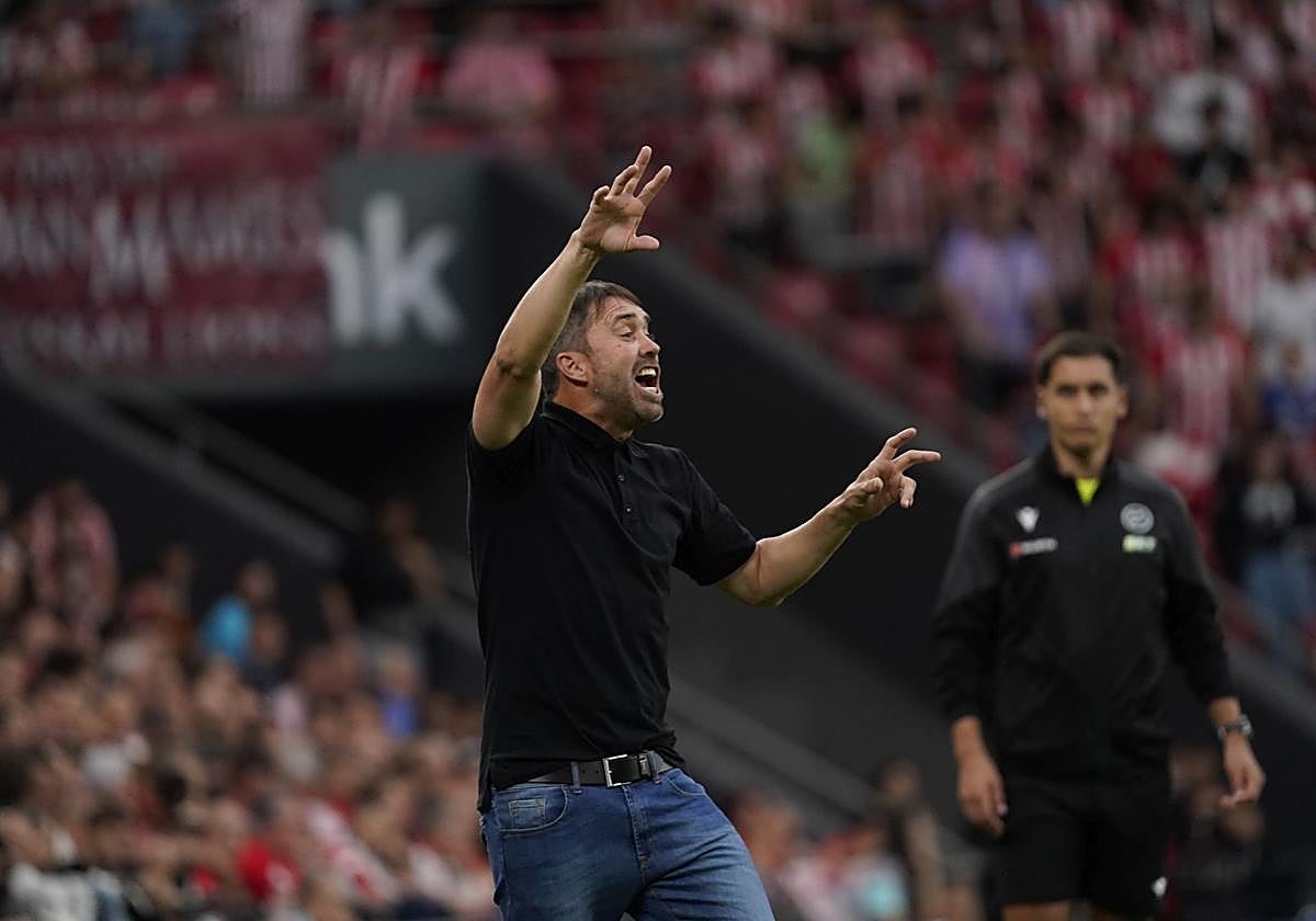 Coudet da instrucciones a sus jugadores en San Mamés.