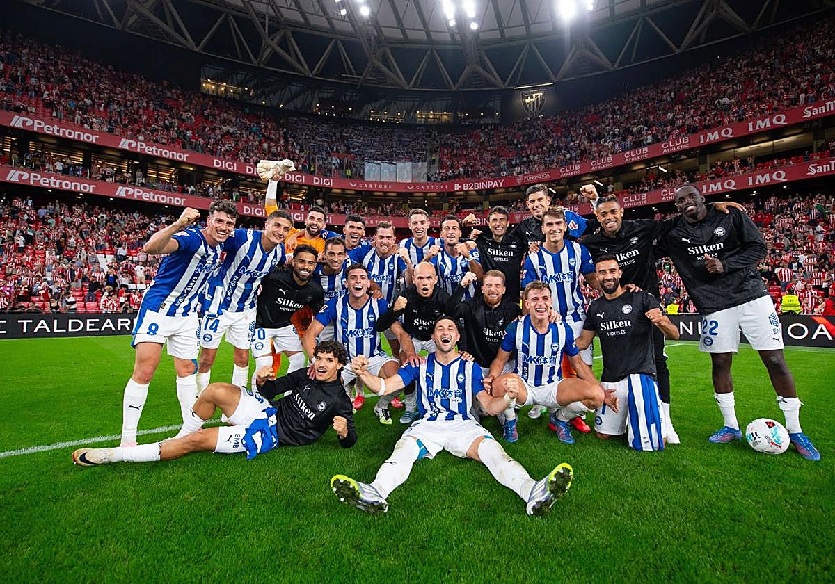 Los jugadores celebran con la afición el triunfo en San Mamés.