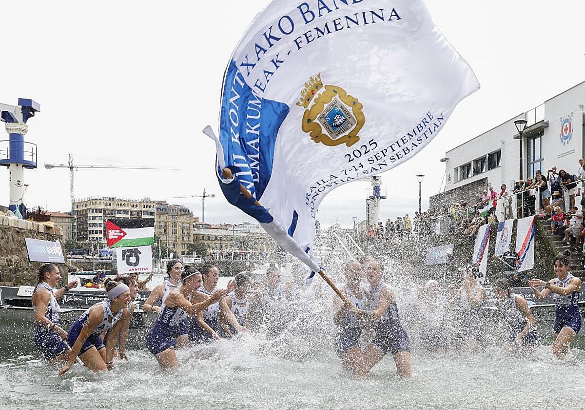 Remeras del Club Arraun Lagunak celebran su victoria en la regata de la bandera de La Concha.