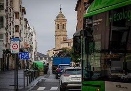 Vehículos circulan esta mañana por zona de bajas emisiones, ya en vigor.