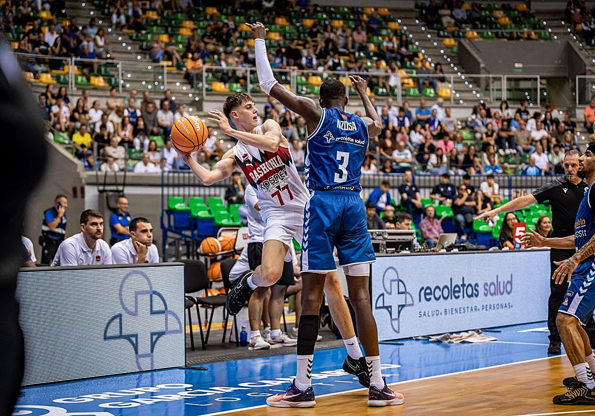 Joksimovic busca un pase ante Nzosa, del San Pablo.