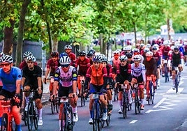 Momento de la salida con el pelotón agrupado por Portal de Lasarte.